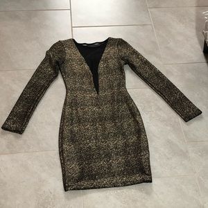 Long sleeve short dress black/gold with mesh back.
